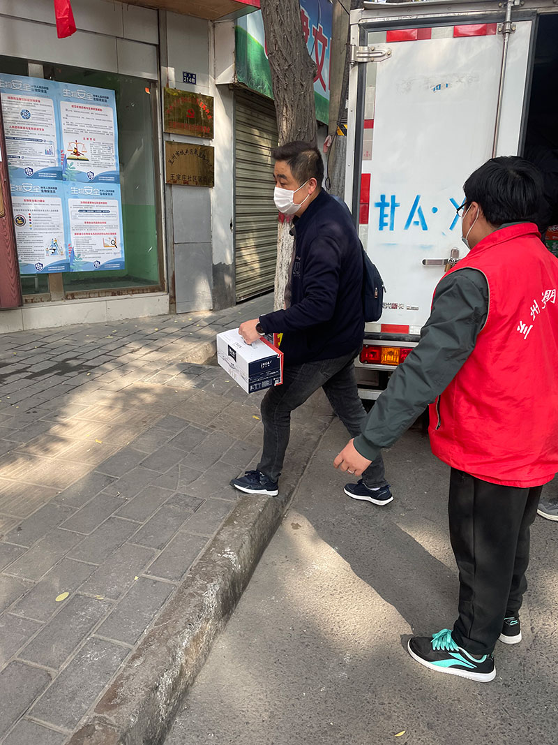 愛心捐贈暖人心，攜手共濟戰(zhàn)疫情——甘肅鴻成招標代理有限公為抗疫一線的工作人員捐贈物資(圖1)